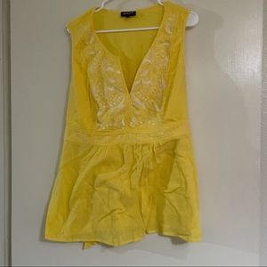 Sleeveless yellow flowy tank